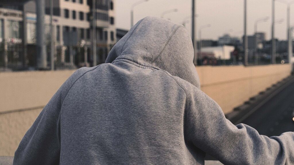 Un niño de 12 años recibe una paliza al salir de clase: desafiaron a unos compañeros a pegarle para ganar seis euros