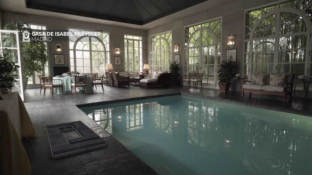 La casa cuenta con una impresionante piscina interior.