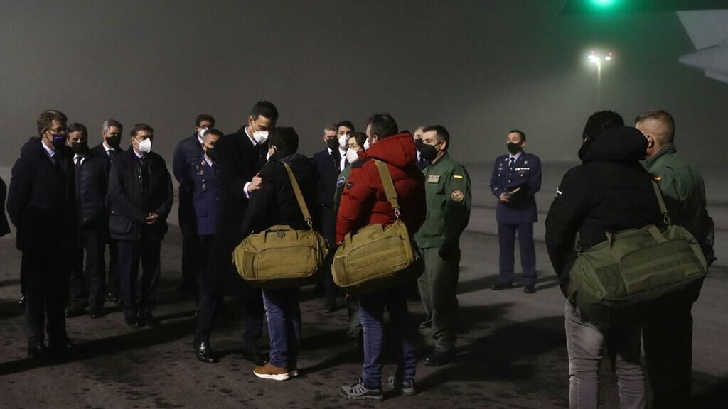 Sánchez recibe a los supervivientes y cinco féretros del Villa de Pitanxo en España