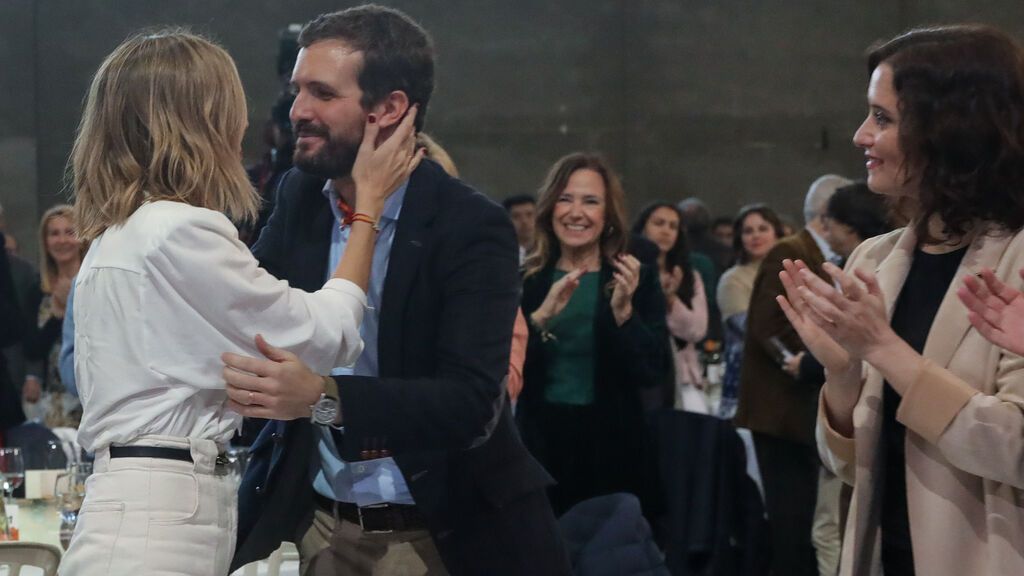 Isabel Torres, la mujer de Pablo Casado y madre de sus dos hijos que le apoyará tras su dimisión