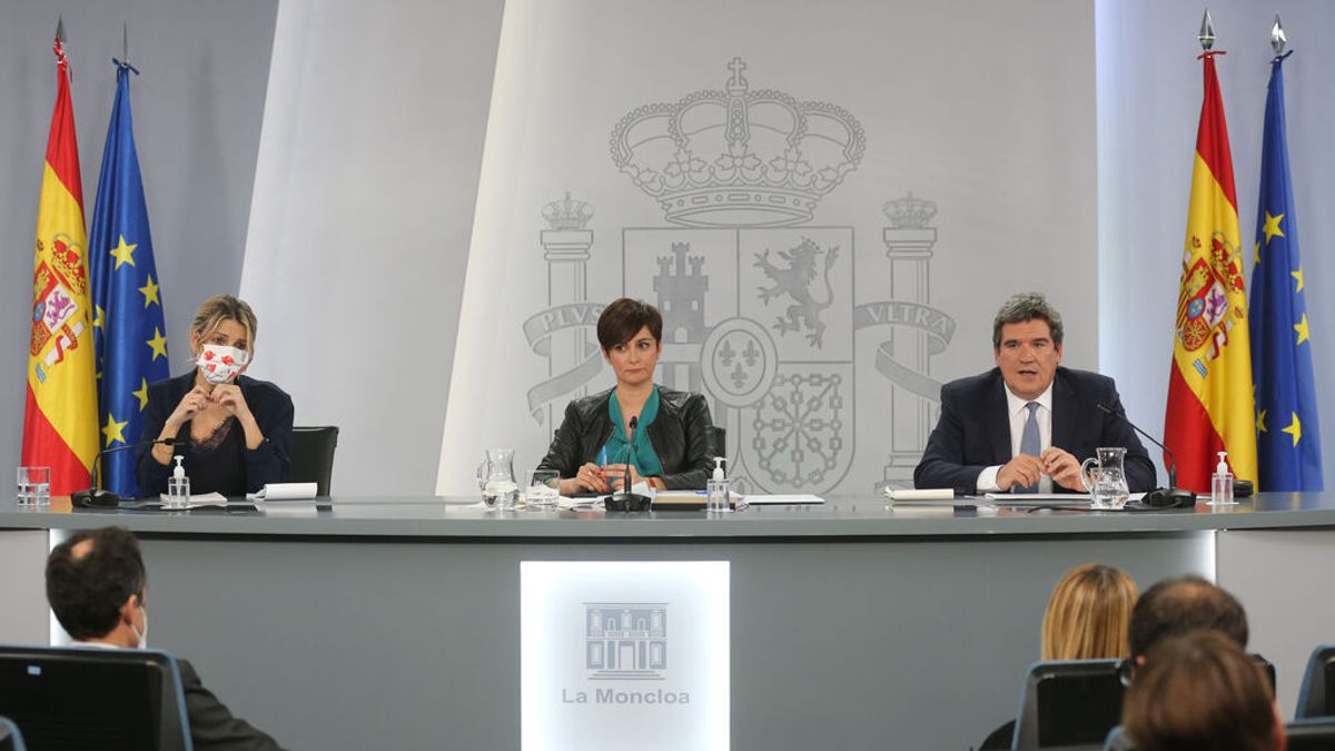 La vicepresidenta segunda y ministra de Trabajo y Economía Social, Yolanda Díaz; la ministra Portavoz, Isabel Rodríguez y el ministro de Inclusión, Seguridad Social y Migraciones, José Luis Escrivá La vicepresidenta segunda y ministra de Trabajo y Economía Social, Yolanda Díaz; la ministra Portavoz, Isabel Rodríguez y el ministro de Inclusión, Seguridad Social y Migraciones, José Luis Escrivá
