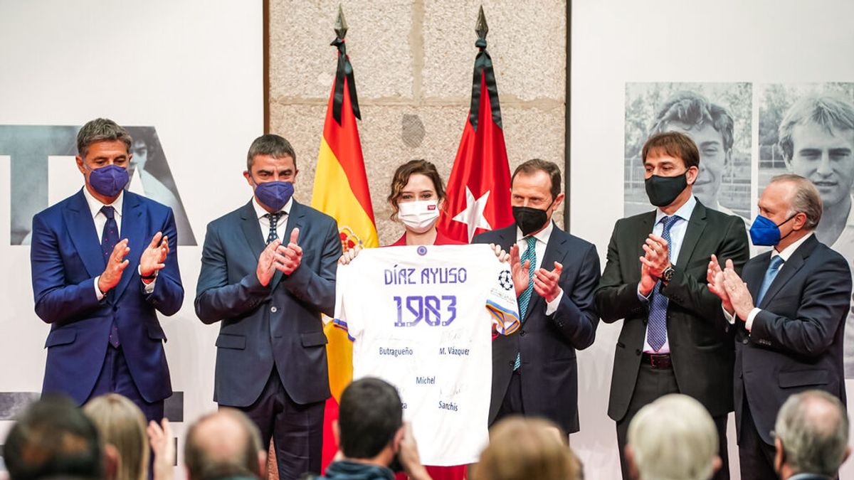Madrid premia a la 'Quinta del Buitre', un equipo "de leyenda" que proyectó su imagen "por el mundo" Madrid premia a la 'Quinta del Buitre', un equipo "de leyenda" que proyectó su imagen "por el mundo"