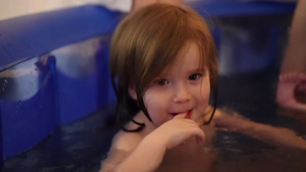 Miren se metió en la piscina junto a su madre después de dar a luz a Deva