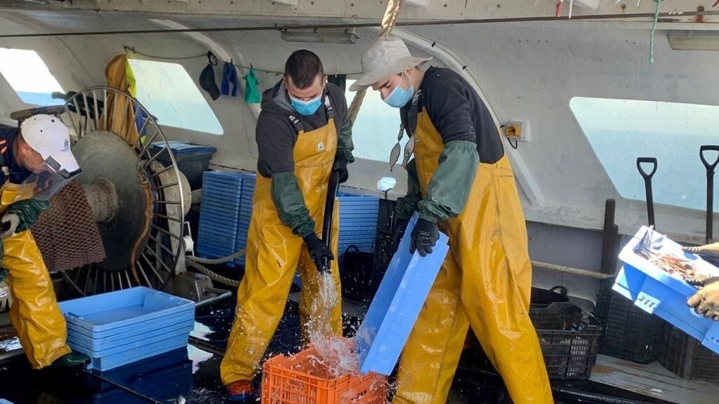 EuropaPress_3375239_pescadores_barco_pesquero