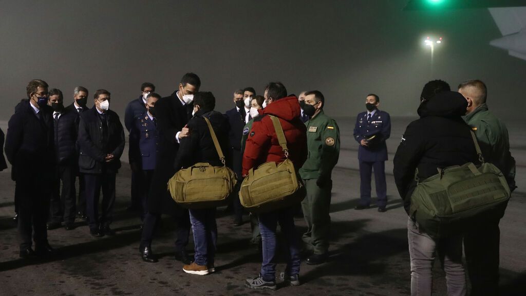 Aterriza el avión con los supervivientes y fallecidos del 'Villa de Pitanxo' en Santiago de Compostela