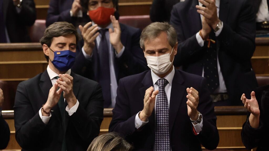Lágrimas, aplausos y una sonrisa tras la mascarilla, los gestos del adiós de Casado