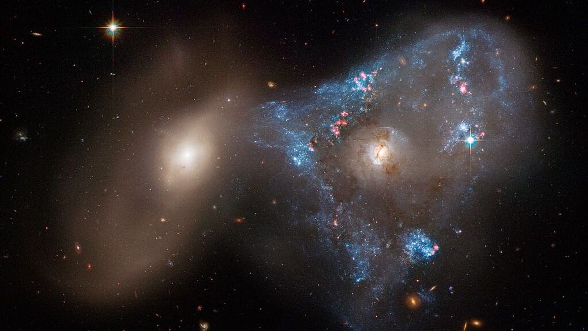 Hubble capta un inusual 'triángulo espacial': así se ve la espectacular colisión de dos galaxias