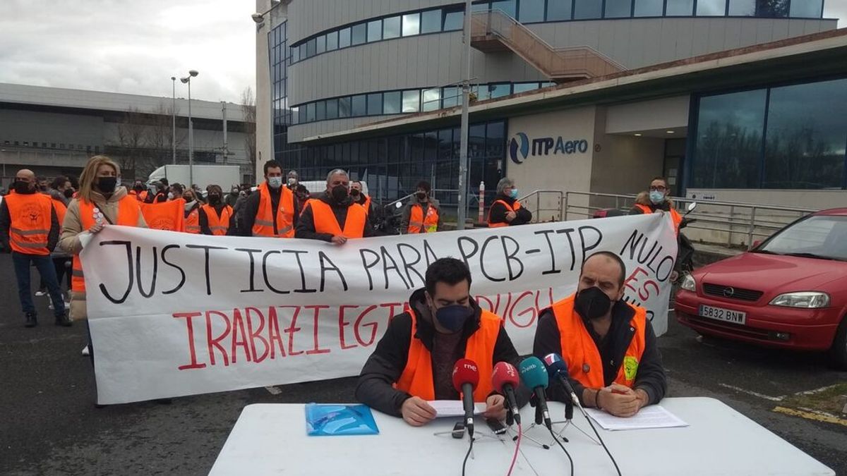 El presidente del comité de empresa de PCB-ITP, Ángel Rodríguez, y el delegado de LAB Igor Azpiolea, ante la planta de Barakaldo El presidente del comité de empresa de PCB-ITP, Ángel Rodríguez, y el delegado de LAB Igor Azpiolea, ante la planta de Barakaldo