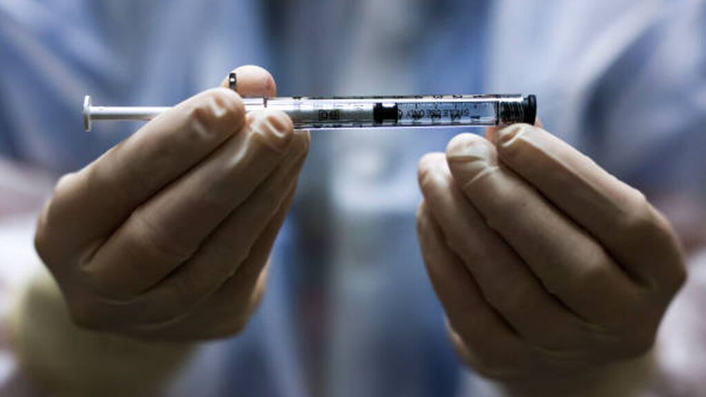 Un hombre británico recibe la primera vacuna del cáncer personalizada para su ADN