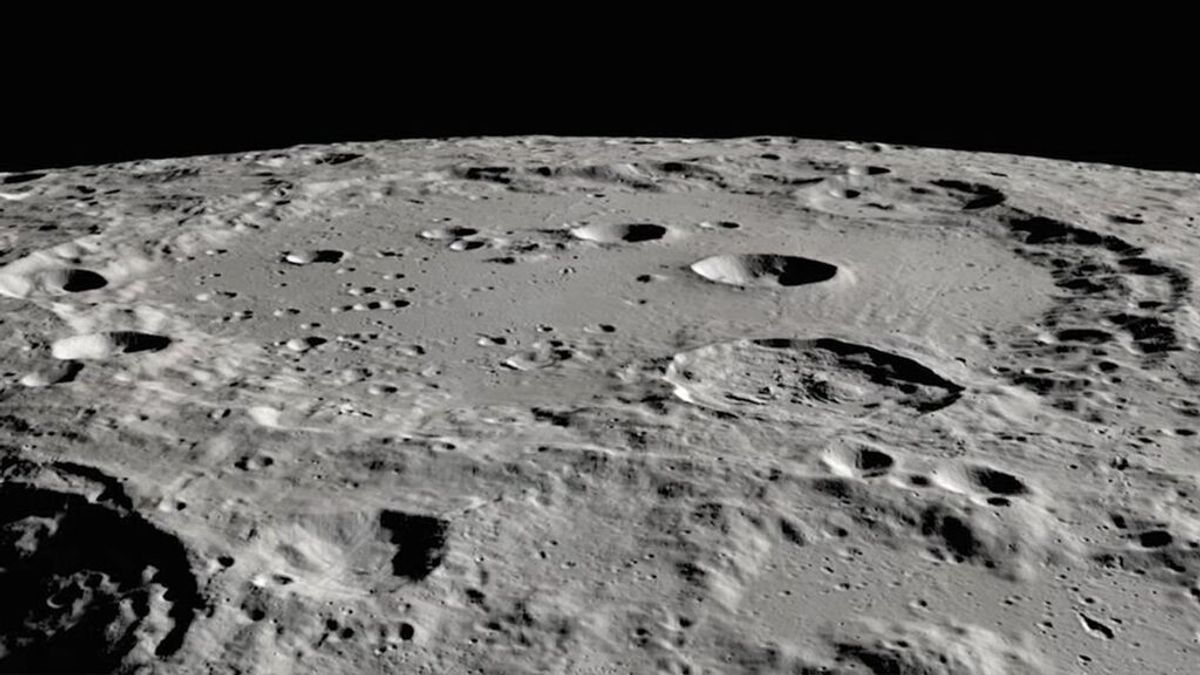 ¿A qué se debe que las oscilaciones térmicas en la Luna sean mucho mayores que en la Tierra?