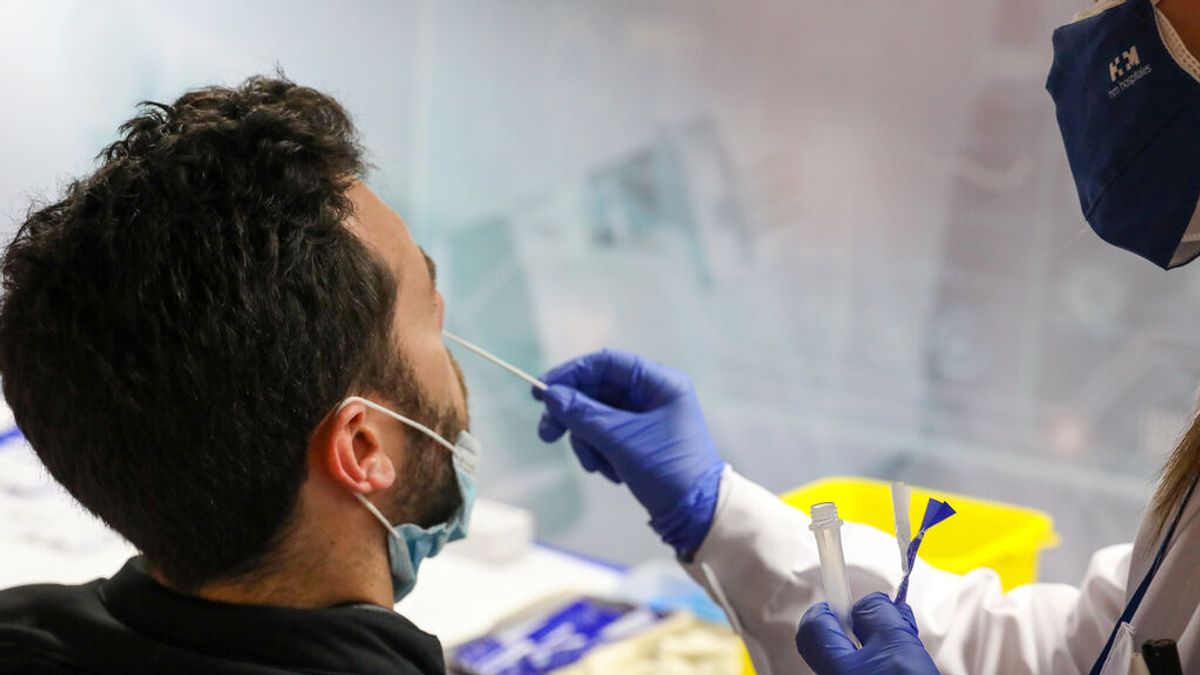 Un sanitario realiza un test de antígenos