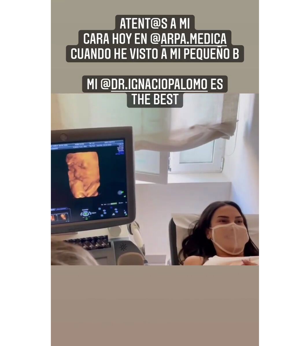 Carla Barber presenta a su hijo