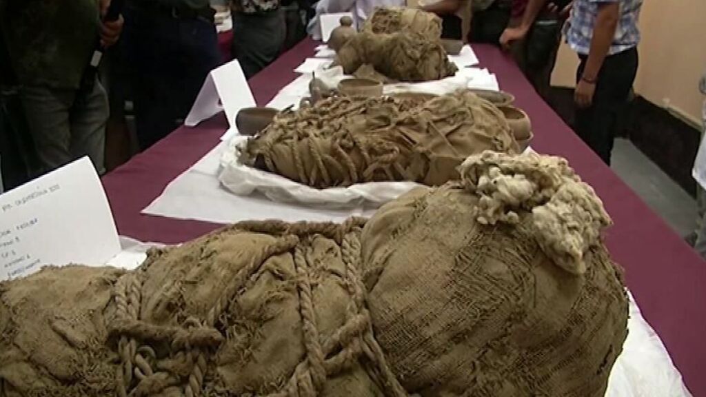 Desentierran en Perú las momias de 8 niños y 12 adultos