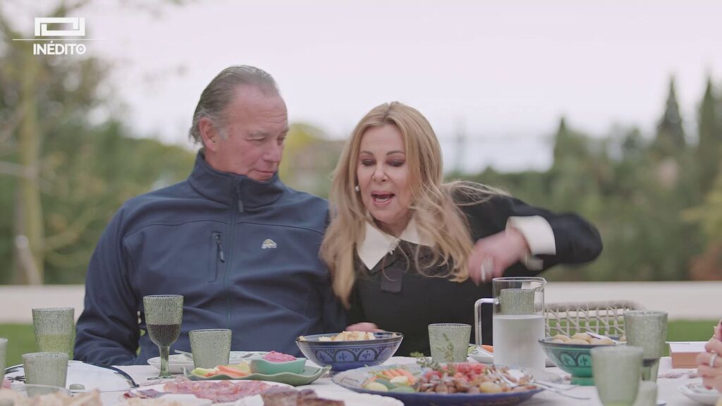 Ana Obregón simula el empujón de su amigo.