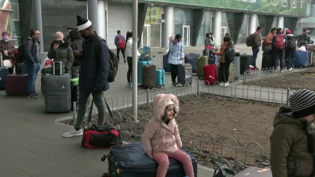 Cientos de ucranianos huyen del país tras el comienzo de los ataques