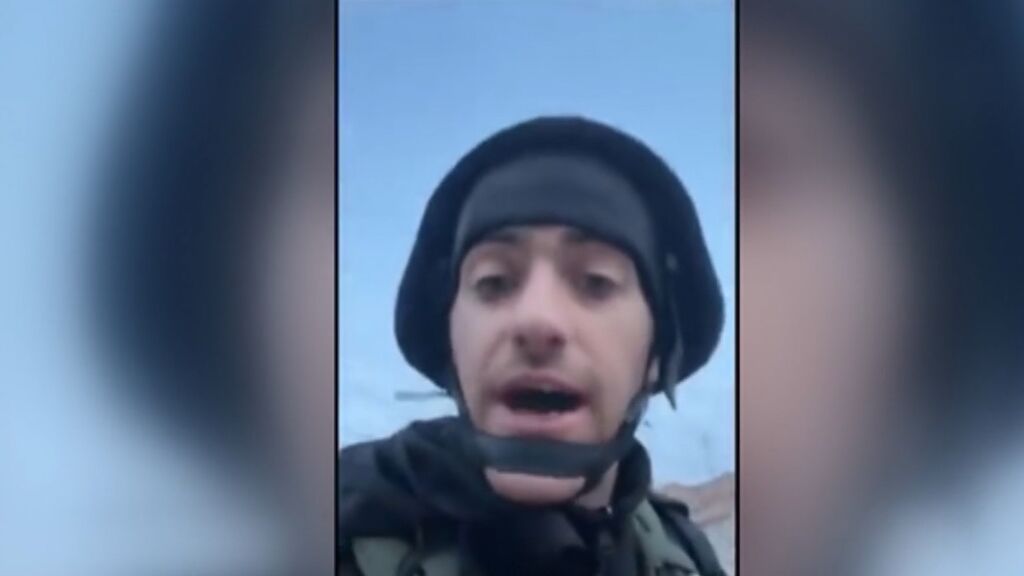 Un periodista graba cómo un misil pasa sobrevolando sobre él en Ucrania tras el inicio de la guerra con Rusia