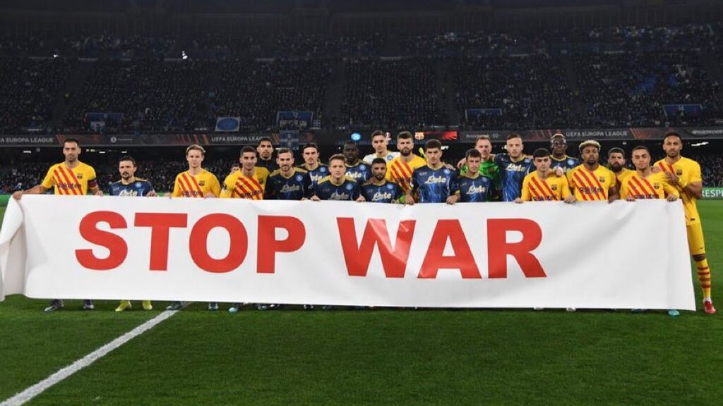 Nápoles y Barcelona posan juntos y dicen 'NO' a la guerra de Rusia: "Parad"