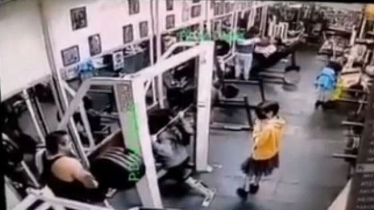 Muere una mujer al intentar cargar pesas en un gimnasio de México