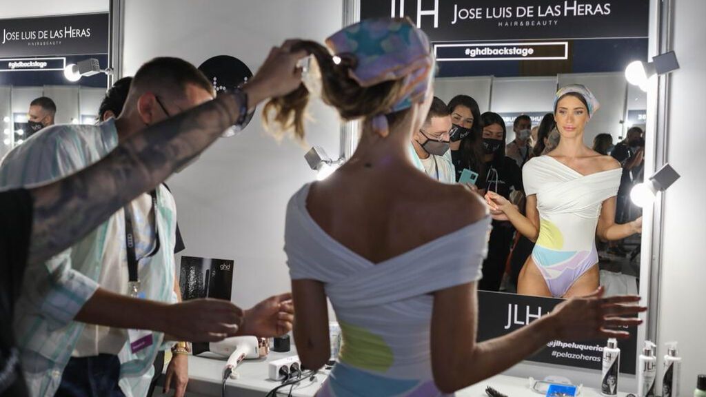 Marta López Álamo en el set de maquillaje antes de salir a la pasarela