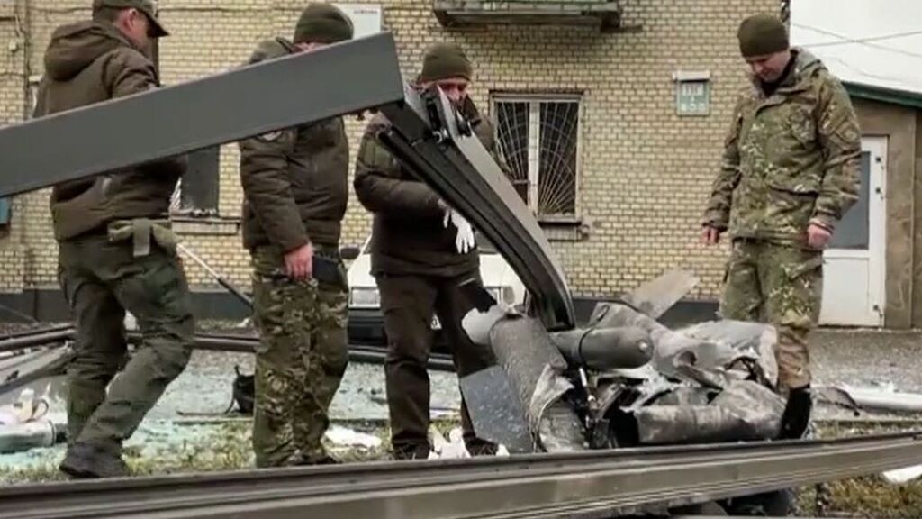 Un misil impacta en una calle de Kiev sin provocar víctimas