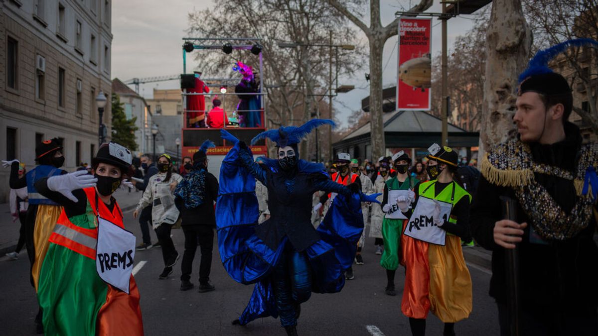 El Carnaval de Barcelona homenajea a sus quiosqueros en un desfile por la Rambla