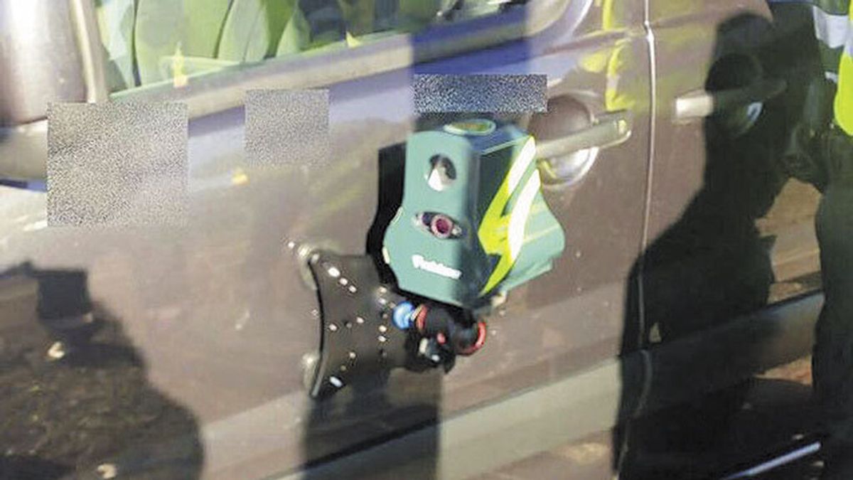 Velolaser: los radares indetectables que la DGT deja de poner en los guardarraíles Velolaser: los radares indetectables que la DGT deja de poner en los guardarraíles