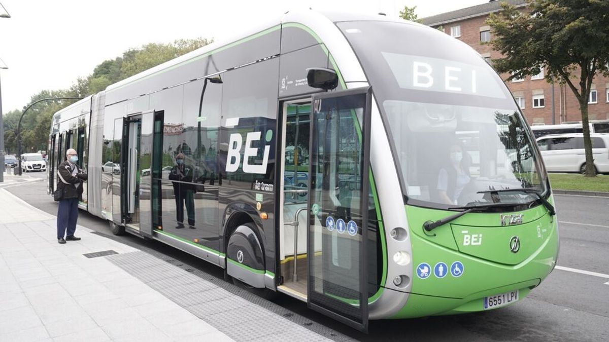 Un autobús del BEI durante las pruebas con viajeros Un autobús del BEI durante las pruebas con viajeros