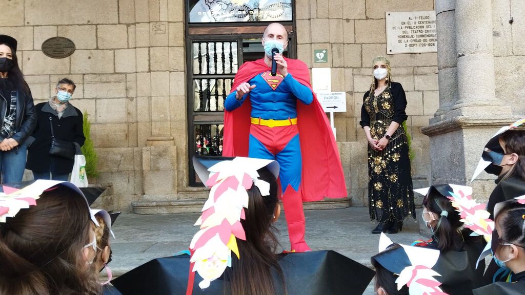 El alcalde de Ourense se disfraza de Superman para inaugurar los días grandes del Entroido