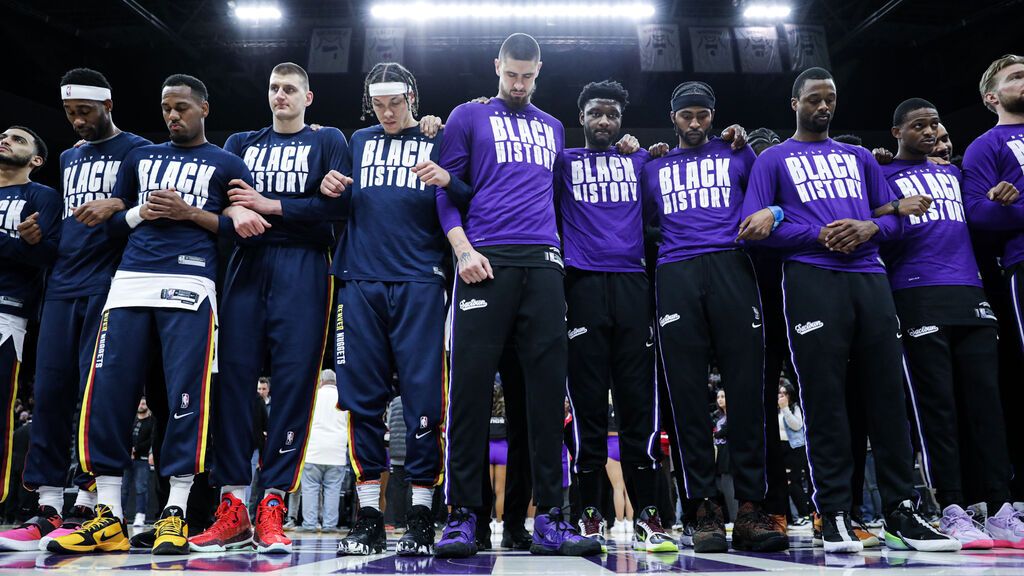 Los jugadores de Nuggets y Kings, antes del partido.