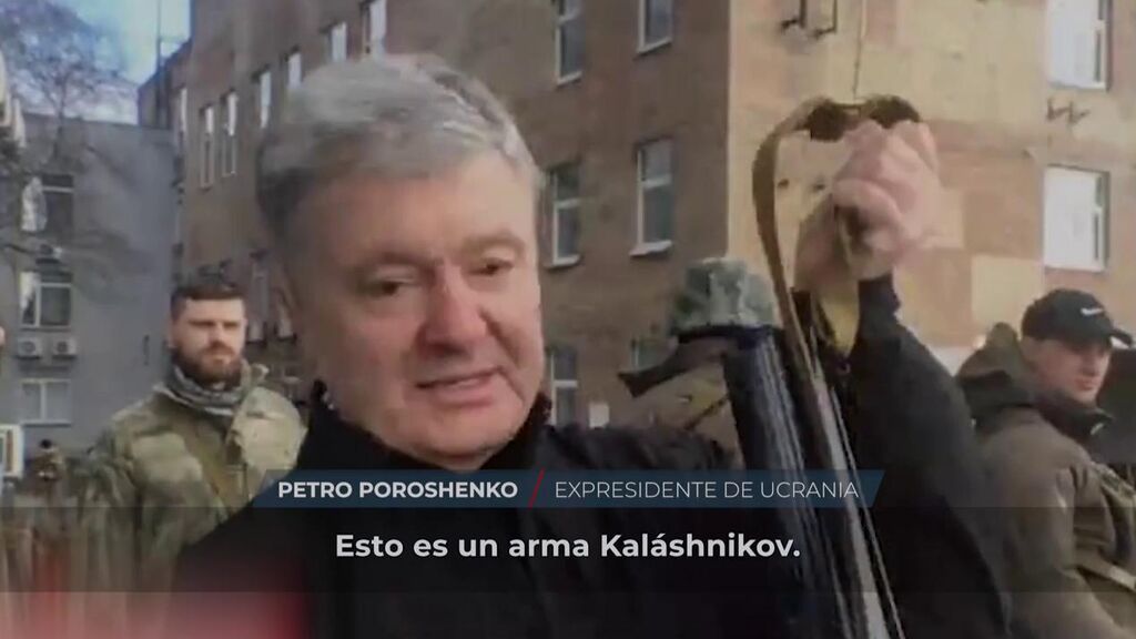 El expresidente de Ucrania sale a la calle con un fusil