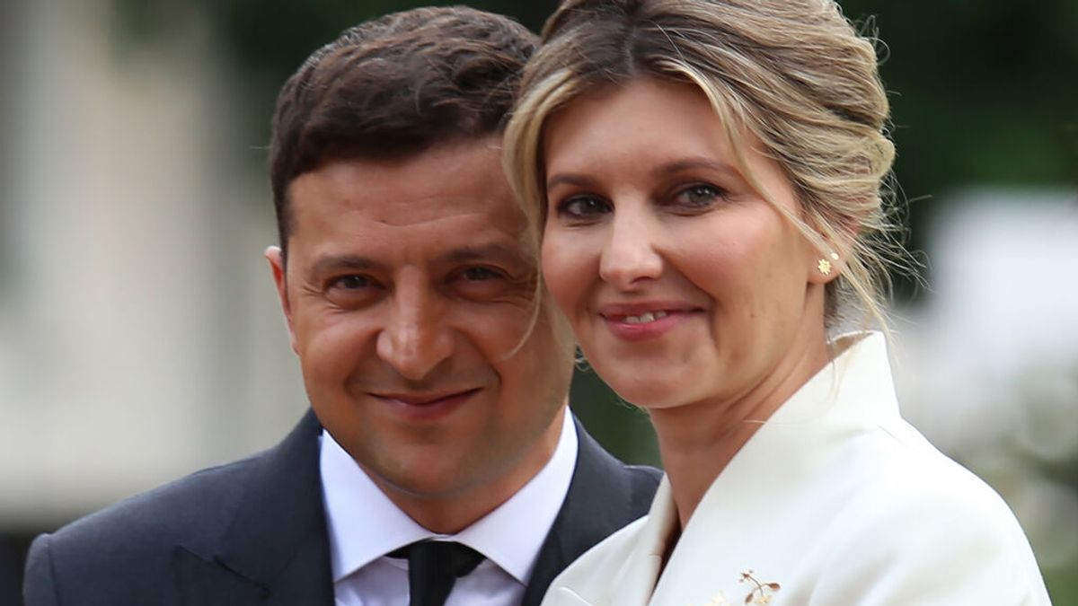 Volodímir Zelenksi con su mujer, Olena Zelenska (agosto de 2021) Volodímir Zelenksi con su mujer, Olena Zelenska (agosto de 2021)