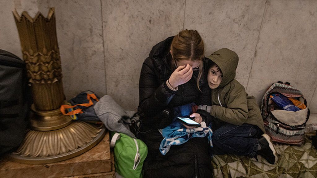 Estaciones de metro y sótanos, los refugios de los que se han quedado en Kiev