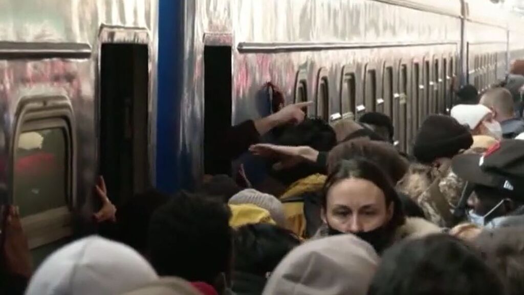 Miles de personas abarrotan las estaciones de tren en Kiev para escapar de las tropas rusas