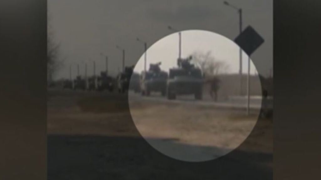 Un civil intenta desviar los vehículos militares rusos con su propio cuerpo jugándose la vida