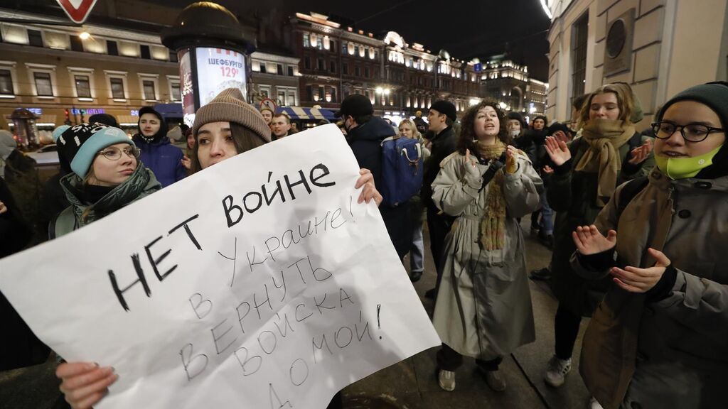 Cientos de ciudadanos rusos se atreven a gritarle a Putin "no a la guerra"