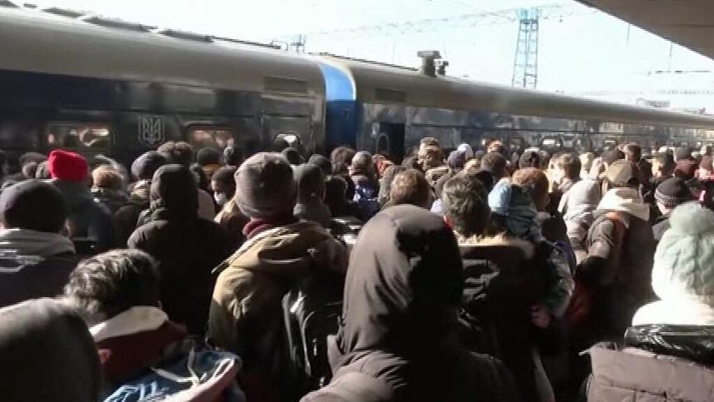 Una multitud se agolpa para abandona Kiev en tren