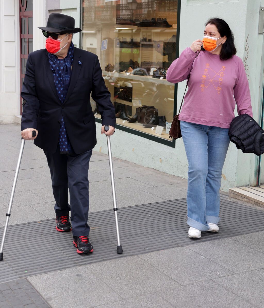 EuropaPress_4272781_antonio_resines_mujer_ana_perez_lorente_paseando_capital_24_febrero_2022