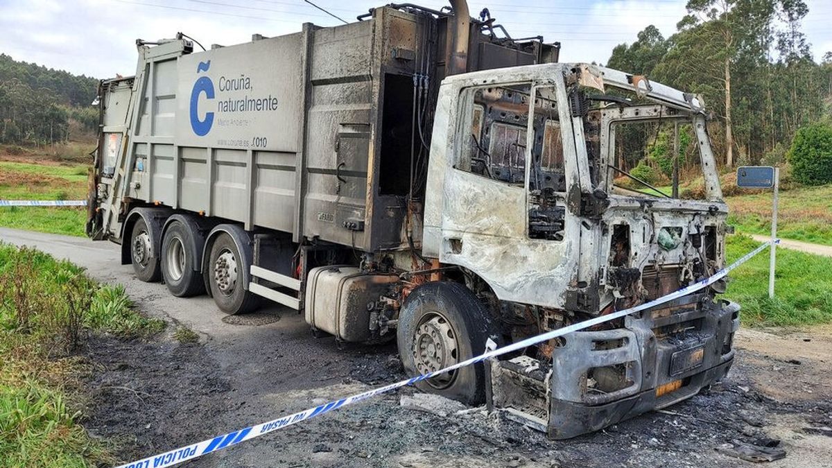 Arde un camión de la basura en A Coruña tras varios días de sabotajes al servicio de limpieza