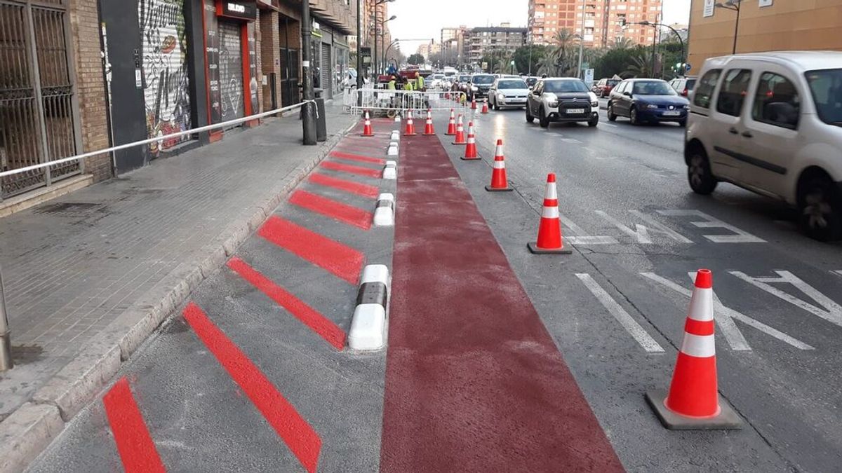Comienzan los trabajos de la nueva vía peatonal sobre la calzada en la avenida Pérez Galdós en Valencia