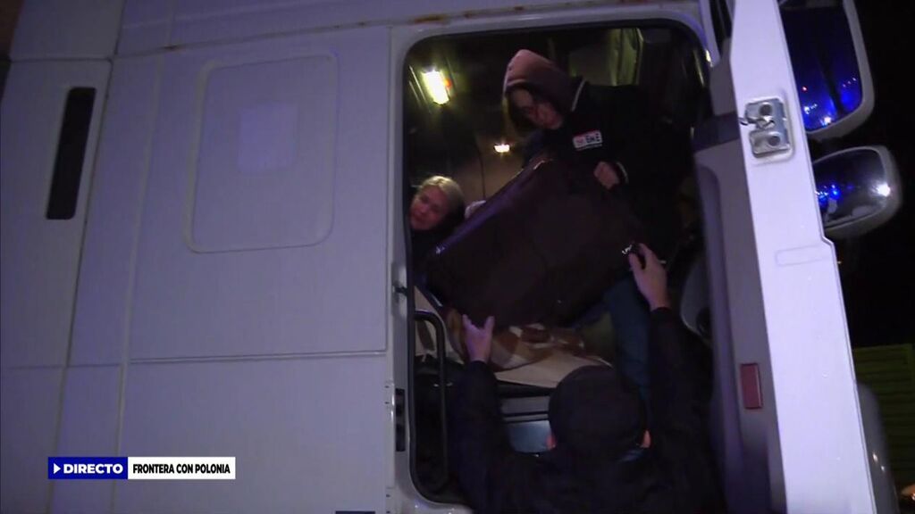 Una familia ucraniana llega a la frontera con Polonia durante el directo