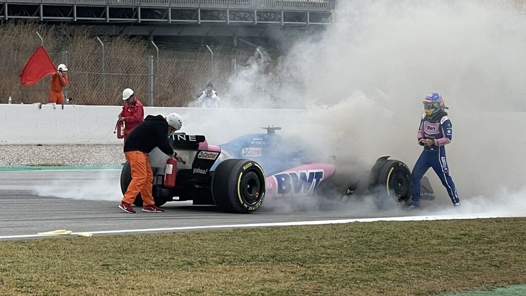 Fernando Alonso sufre problemas con su Alpine en el tercer día de test en Montmeló