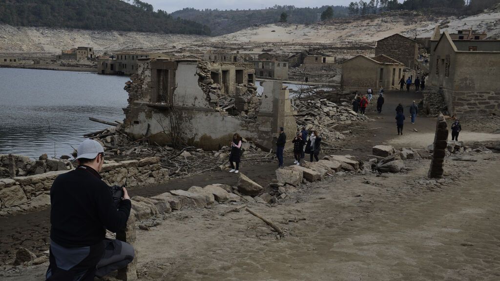 EuropaPress_4249049_ciudadanos_pasean_ruinas_aldea_aceredo_12_febrero_2022_lobios_ourense