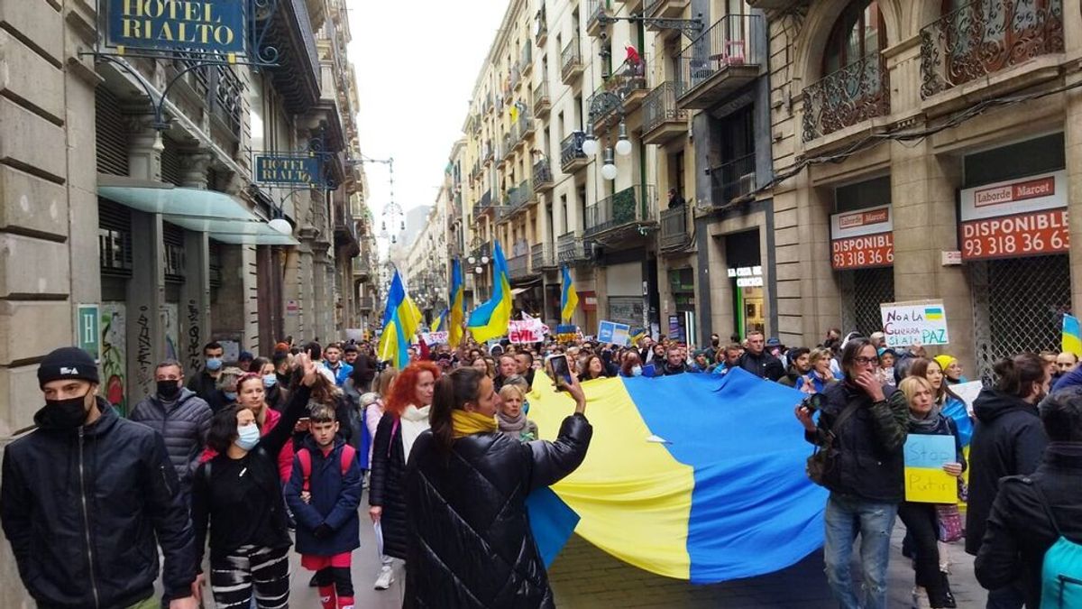 500 ucranianos se concentran en Barcelona contra la invasión rusa: "Queremos algo más que sanciones"