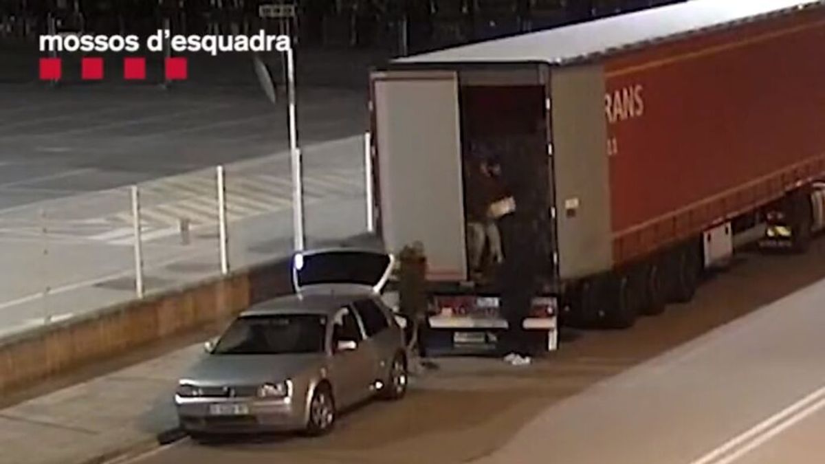 Desarticulada una banda criminal especializada en robos tipo telonero a camiones en Barcelona Desarticulada una banda criminal especializada en robos tipo telonero a camiones en Barcelona