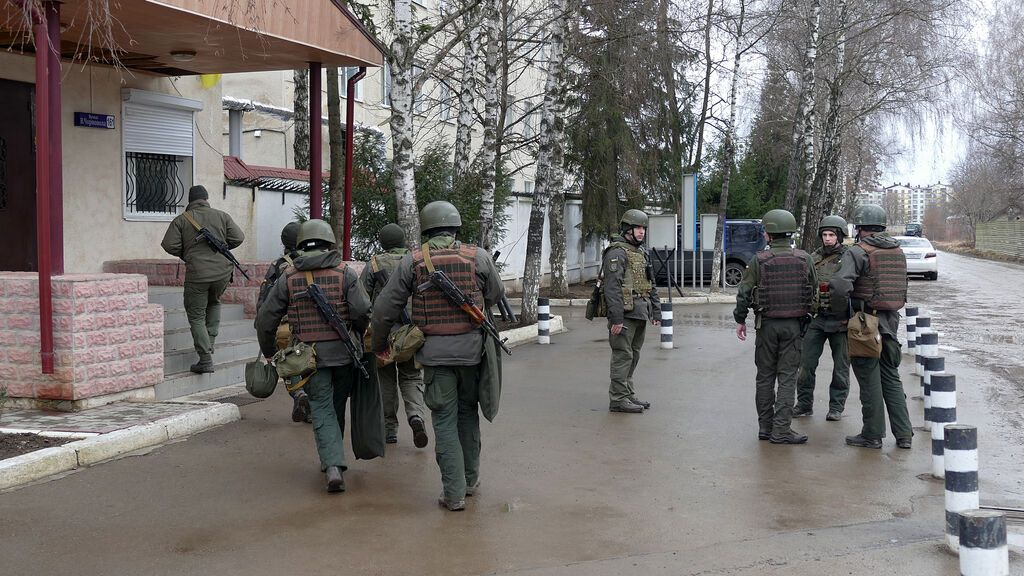 EuropaPress_4274140_24_february_2022_ukraine_ivano_frankivsk_armed_soldiers_patrol_the_streets