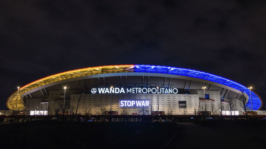 El Wanda Metropolitano se viste de amarillo y azul en solidaridad con Ucrania bajo el lema: "Detened la guerra"