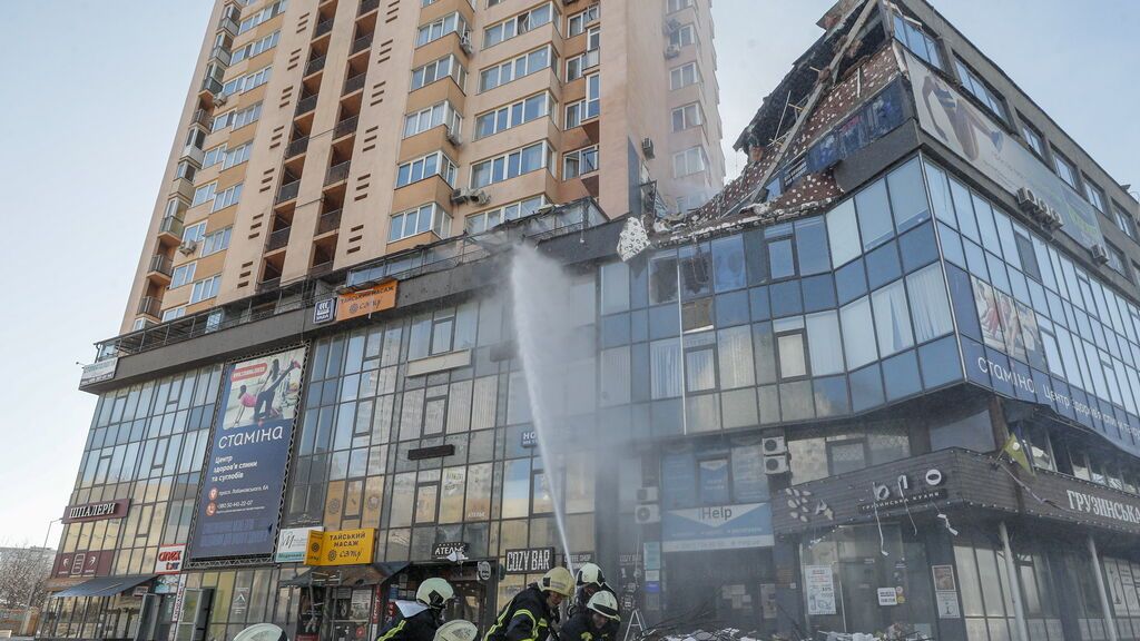 Un misil ruso impacta contra un edificio residencial en Kiev