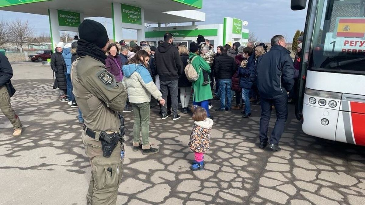 El primer convoy con españoles que escolta la Policía ya se encuentra "a salvo" en Polonia El primer convoy con españoles que escolta la Policía ya se encuentra "a salvo" en Polonia