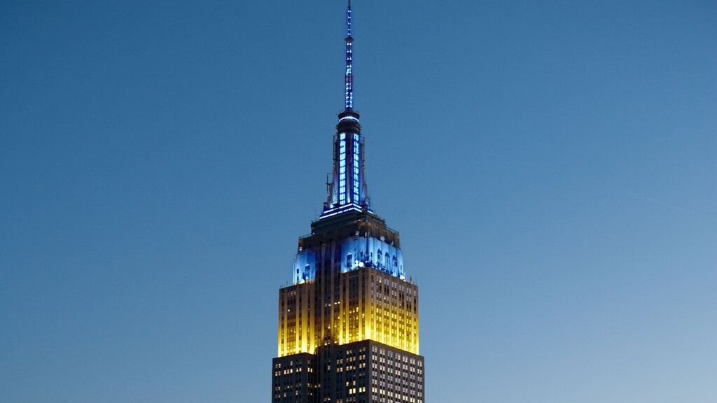 El Empire State se ilumina de azul y amarillo en apoyo a Ucrania tras la invasión de Rusia