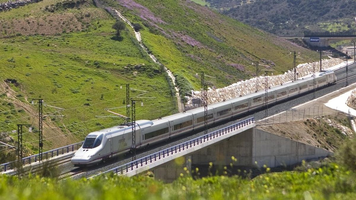 Muere una persona tras ser arrollada por un AVE junto a la estación de Villarrubia en Córdoba Muere una persona tras ser arrollada por un AVE junto a la estación de Villarrubia en Córdoba